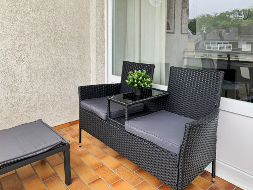Fully furnished 2-room apartment with 2 balconies in a top location - close to train station and River Rhine