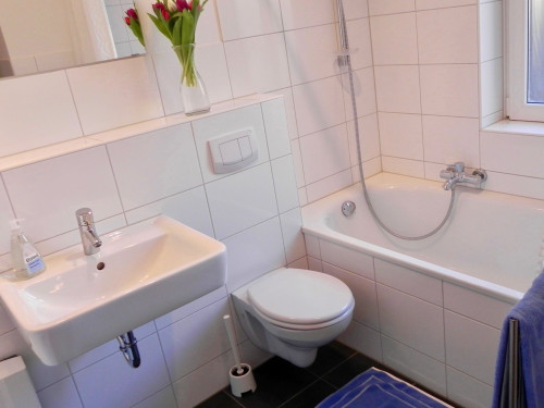 Top location! Furnished 2-room-apartment with balcony, parking is optional