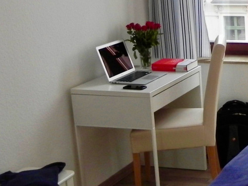 Top location! Furnished 2-room-apartment with balcony, parking is optional