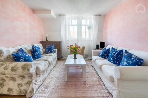 Stylish, fully renovated 2-room apartment with fitted kitchen in Dresden-Neustadt