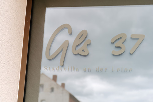 Stay at the City Villa by the Leine – central & stylish, with kitchen and parking
