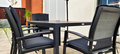 Terrace - Parking lot - TV in box-spring bed - Kitchen