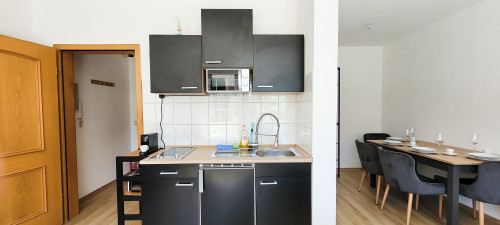 Terrace - Parking lot - TV in box-spring bed - Kitchen