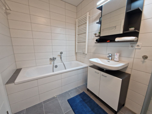 Modern and bright apartment in a central location with underground parking space and a bed measuring 180x220cm