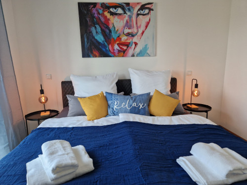 Modern and bright apartment in a central location with underground parking space and a bed measuring 180x220cm