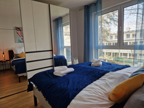 Modern and bright apartment in a central location with underground parking space and a bed measuring 180x220cm