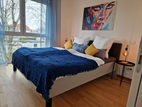 Modern and bright apartment in a central location with underground parking space and a bed measuring 180x220cm
