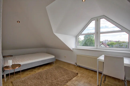 Furnished and modernized 3-room ground floor apartment with balcony in Babelsberg