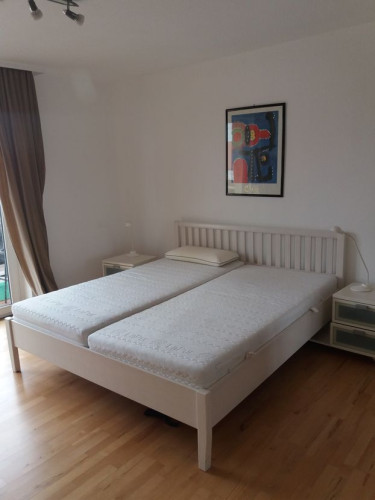 Bright, sunny 4-room apartment with 3 bedrooms and balcony