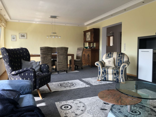 Bright, sunny 4-room apartment with 3 bedrooms and balcony