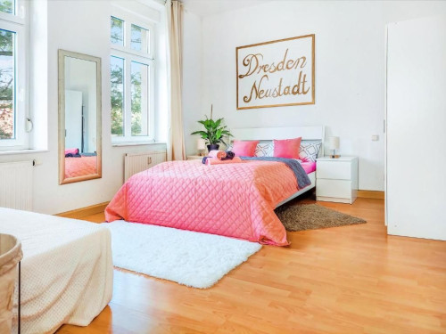 Bright, quiet 2 room apt, 2 bathrooms, DD Neustadt