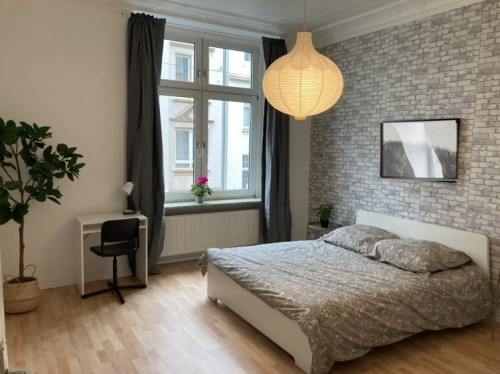 Beautiful, close to day care and schools, 10 min from train station
