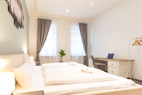 Classic meets modern - stylish accommodation near the train station with a workplace, 2 bedrooms and free coffee and tea
