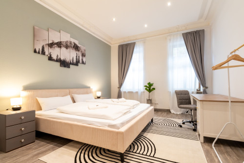 Classic meets modern - stylish accommodation near the train station with a workplace, 2 bedrooms and free coffee and tea