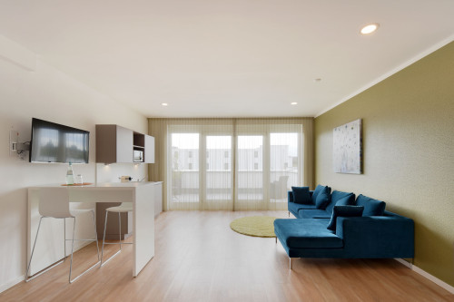 Light-flooded spacious apartment in the middle of Hürth, with large balcony & weekly cleaning