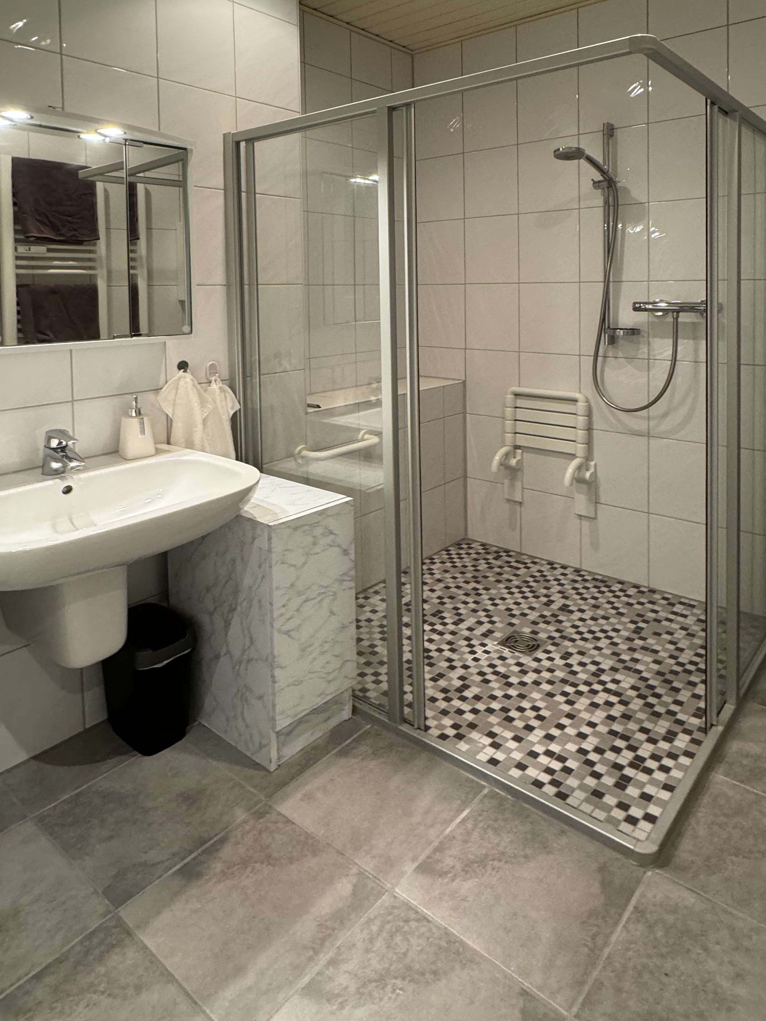 Große, Moderne Wohnung In Oberhausen, Bestens Gelegen - 10