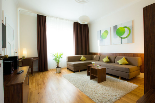 Generous apartment with loggia - Gallery - 6