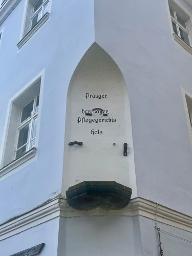 Charming, fully furnished 2-room flat in the listed town hall - view of the castle ruins