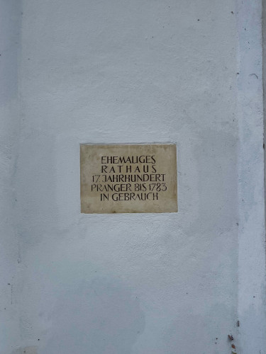 Charming, fully furnished 2-room flat in the listed town hall - view of the castle ruins