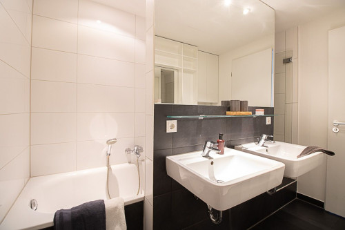 High-quality furnished apartment including Wi-Fi/MagentaTV, parquet flooring, balcony, and underground parking space. - Gallery - 15