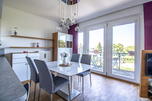 High-quality furnished apartment including Wi-Fi/MagentaTV, parquet flooring, balcony, and underground parking space.