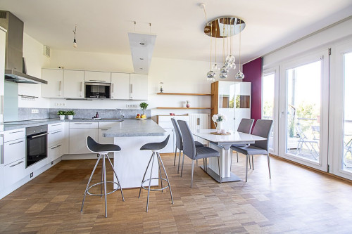 High-quality furnished apartment including Wi-Fi/MagentaTV, parquet flooring, balcony, and underground parking space.