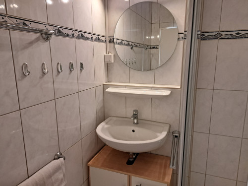 Fully furnished apartment, central, balcony, own car parking space, elevator, very spacious