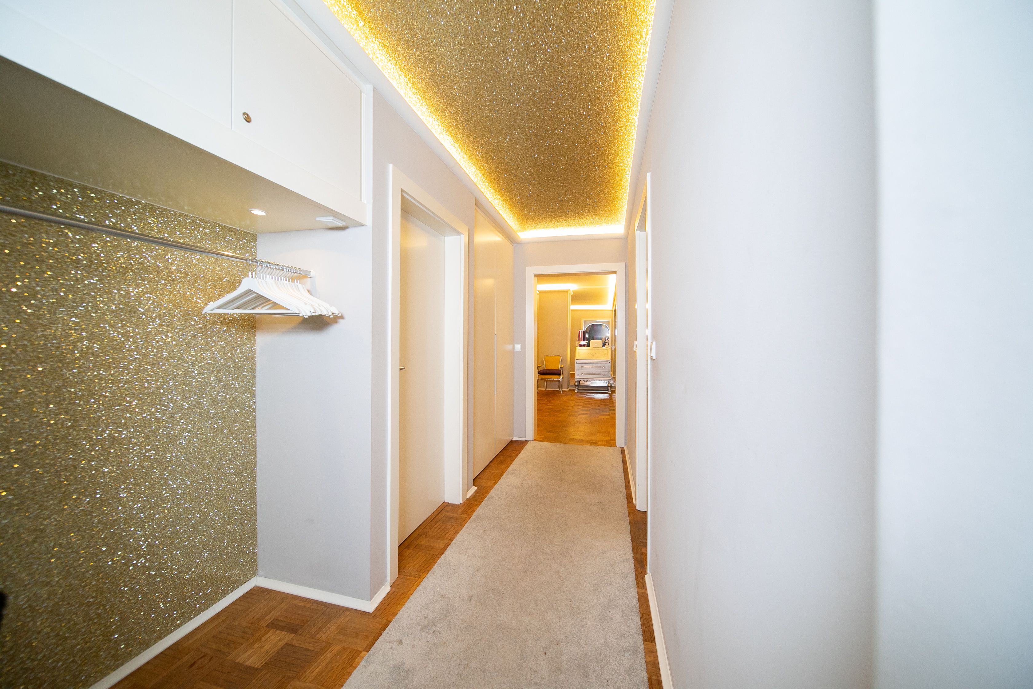 Luxe Apartment In Neuss | 105 SQM | Parking | Washing | 2 Bedrooms | Balcony - 1