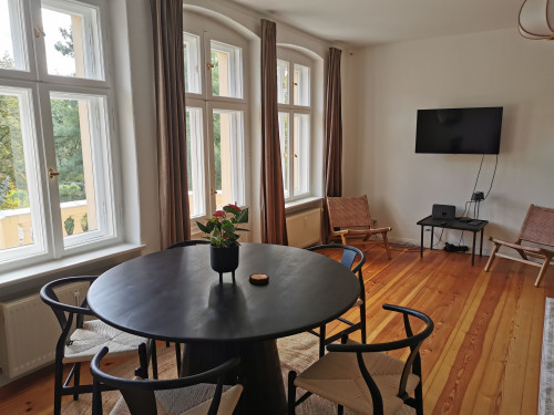 Living exclusivly in a 3-room apartment directly on the „Heiliger See“