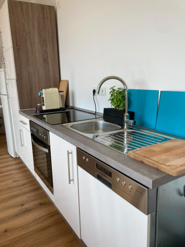 Modern, newly renovated apartment ,3 bedrooms for up to 7 people on Mönchengladbach's Hindenburgstraße, Within Walking Distance to the Main Train Station