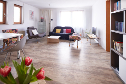 Modern and tastefully furnished 2 room flat in an attractive and quiet location near the Blühenden Barock Ludwigsburg.