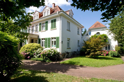 Charming, modern & bright flat in a 1920s villa