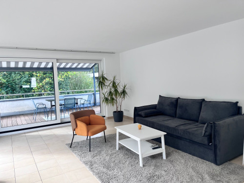 Bright, spacious apartment in Neuss near Düsseldorf, 90 sqm and fully furnished with a private parking space.