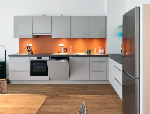Very large, modern sunny apartment with balcony