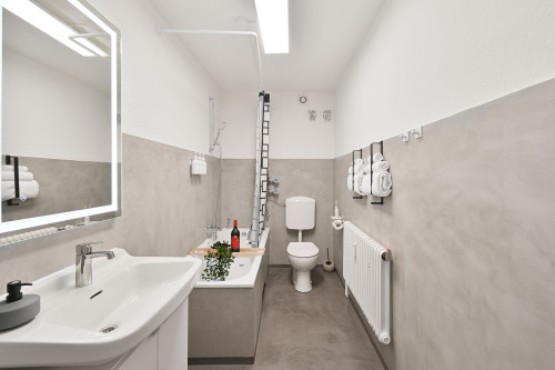 Beautiful and spacious 4-Room Apt in City Center