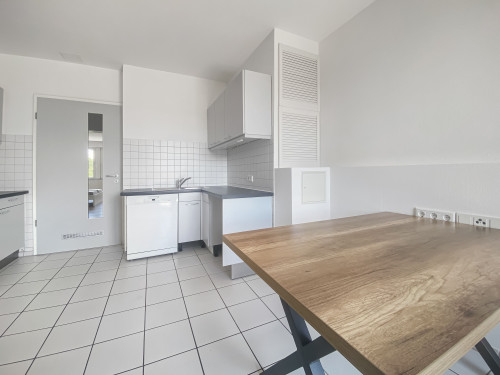 Spaceous Apartment with Balcony - Gallery - 10