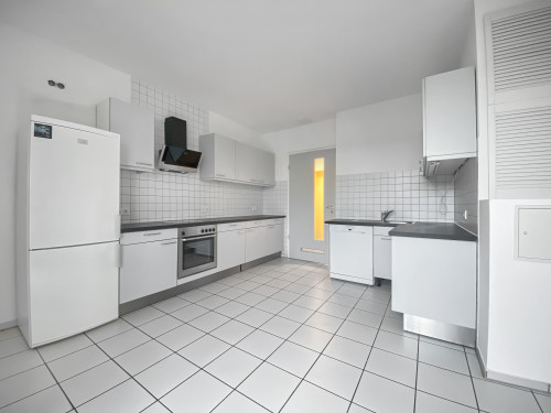Spaceous Apartment with Balcony - Gallery - 11