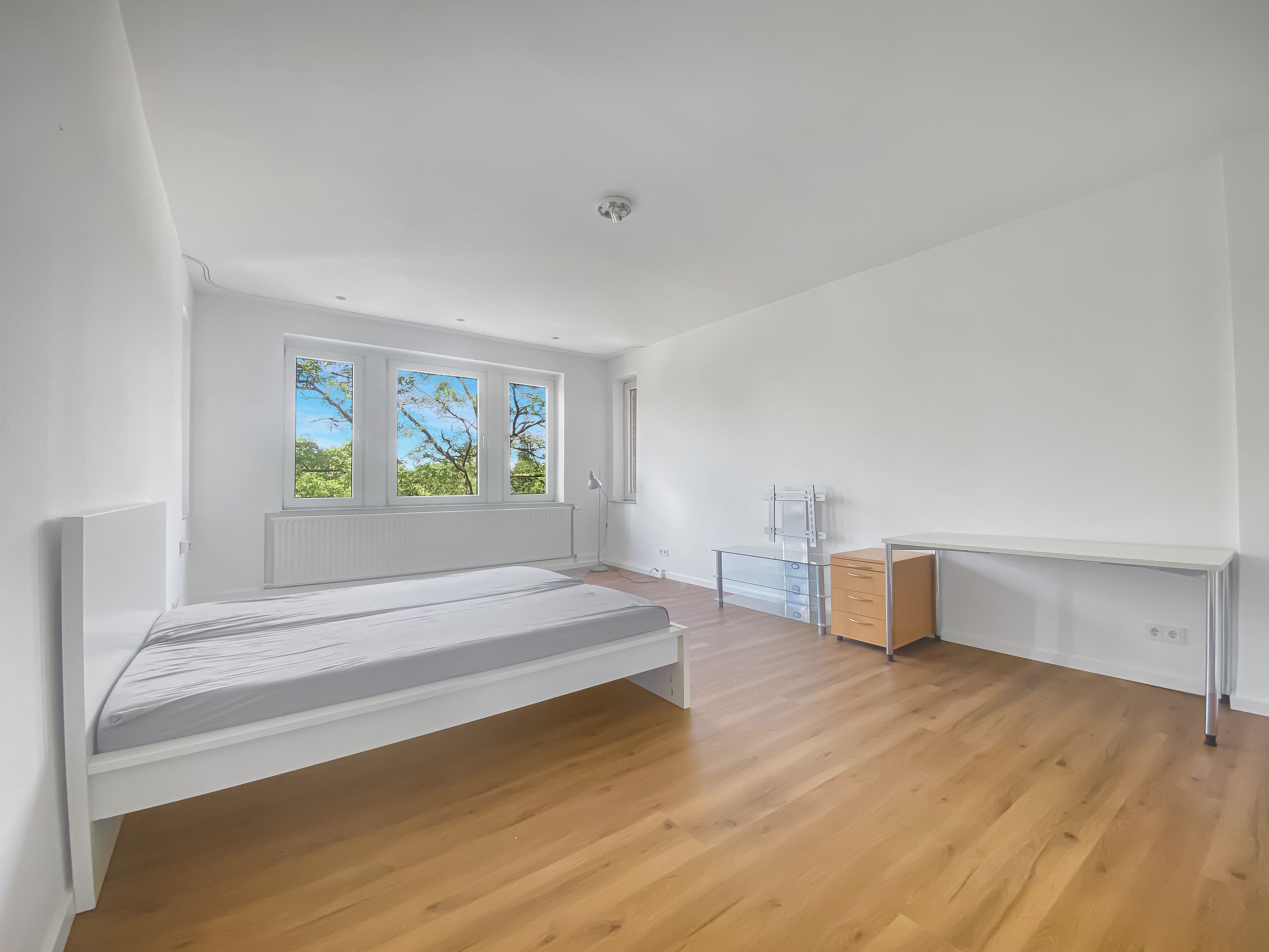 Spaceous Apartment With Balcony - 13
