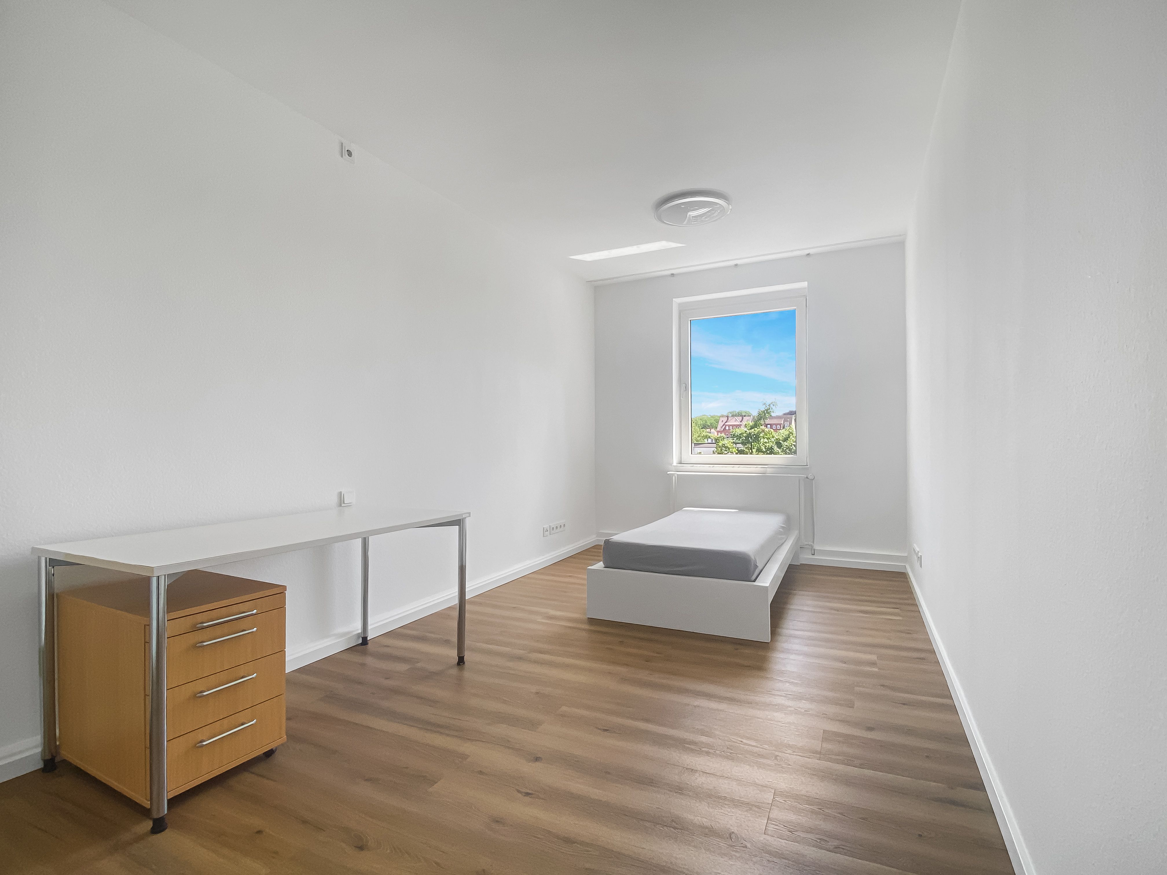 Spaceous Apartment With Balcony - 11