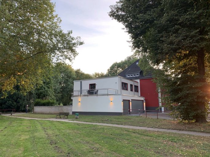 Sunny Apartment With Large Terrace And Balcony In A Quiet Location In Essen - 4