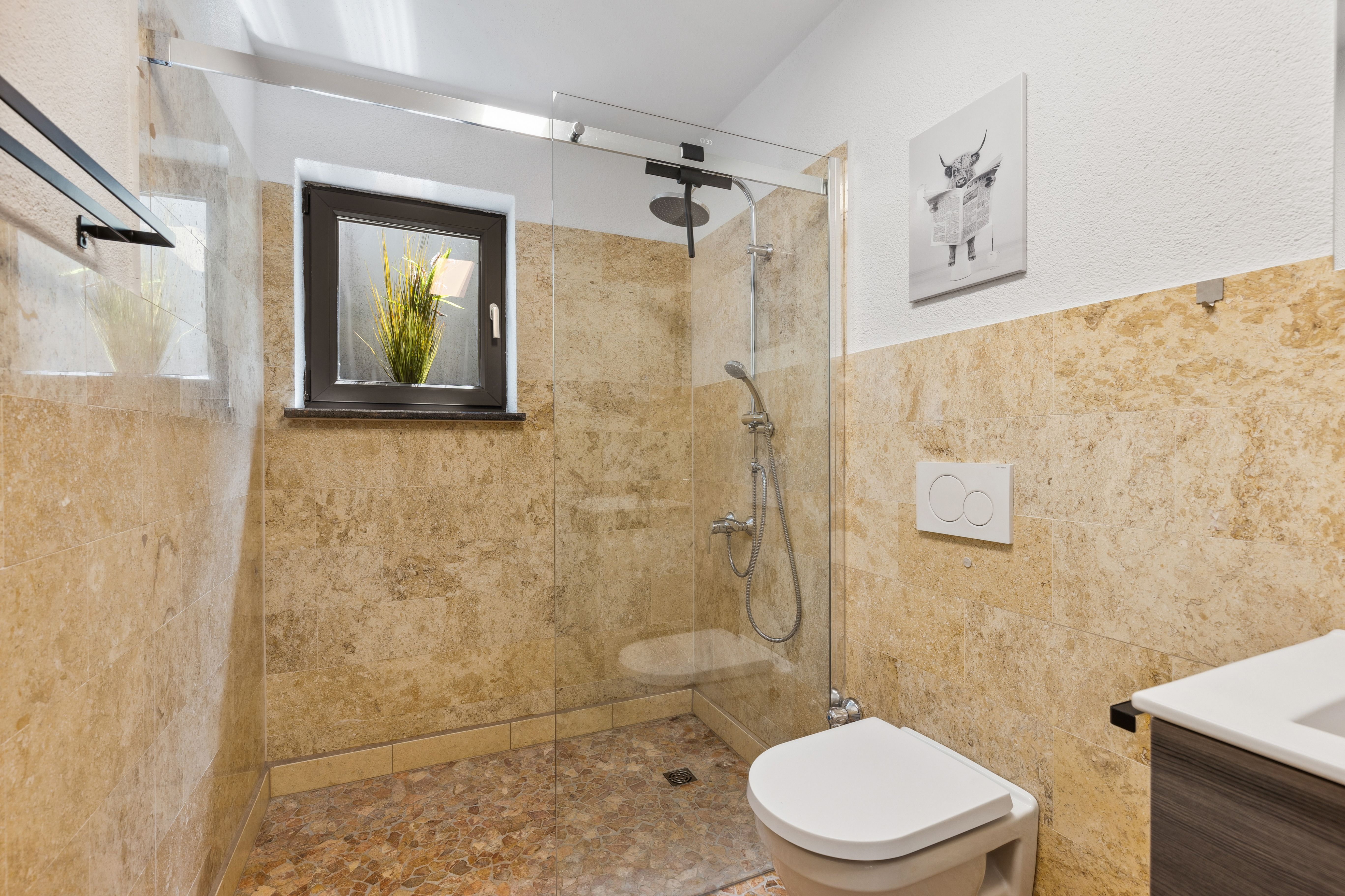 Modern Suite (Coburg) - 11