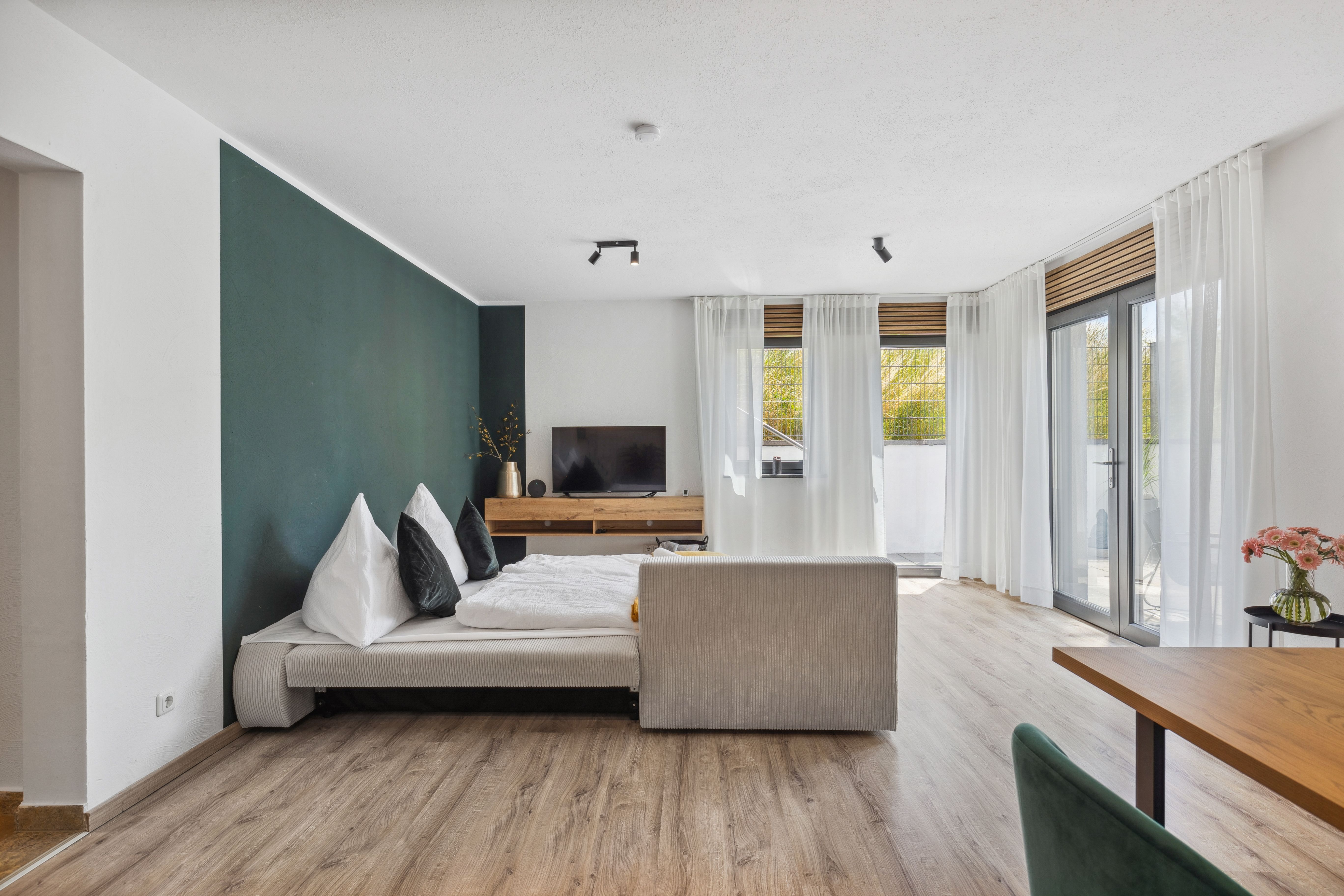 Modern Suite (Coburg) - 3