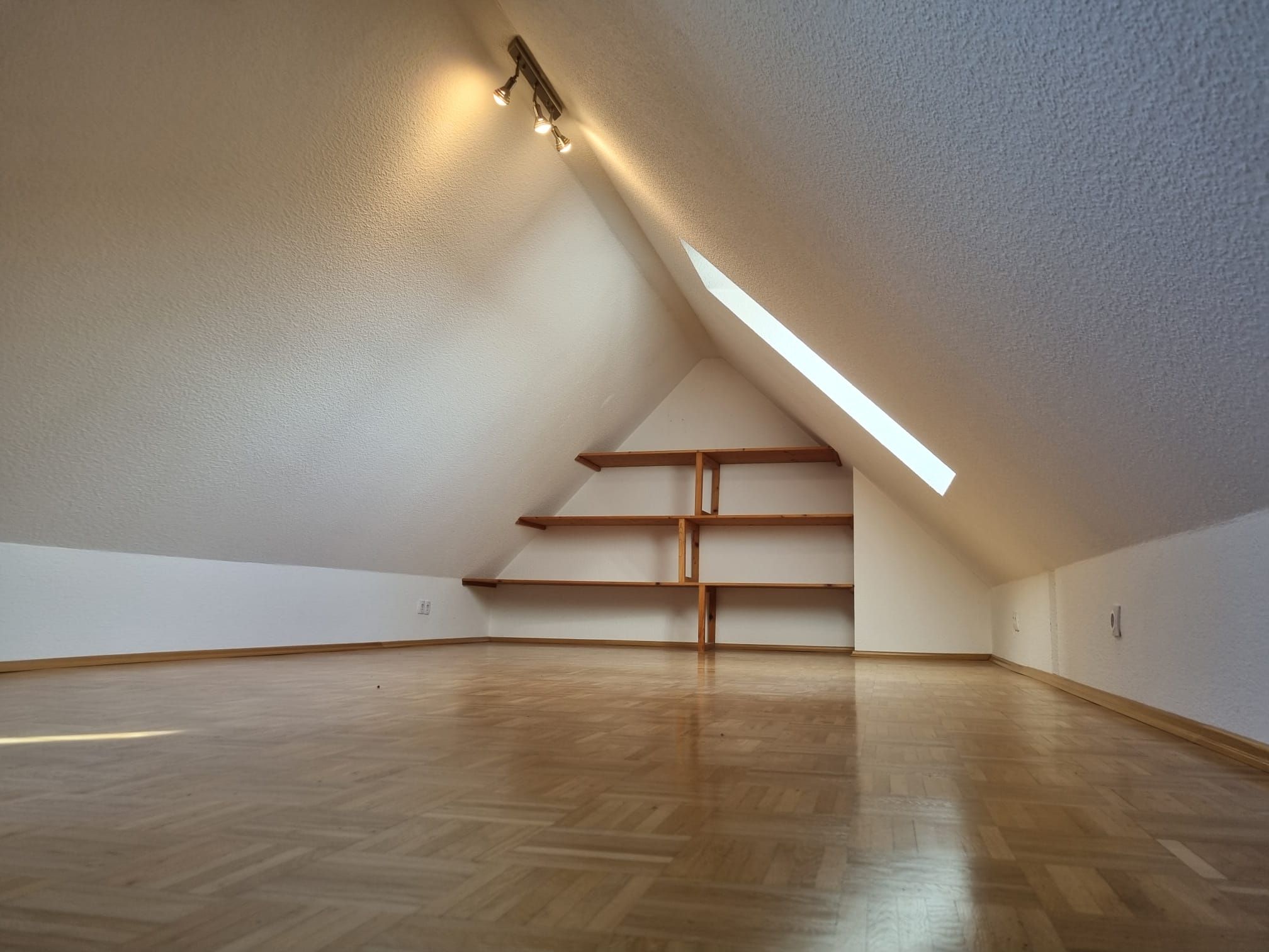  Tylish, Modernized 2.5-Room Attic Apartment With High End Interior And Fitted Kitchen In Gießen.  -  tylish, modernized 2.5-room attic apartment with high end interior and fitted kitchen in Gießen.  - Gallery -  3