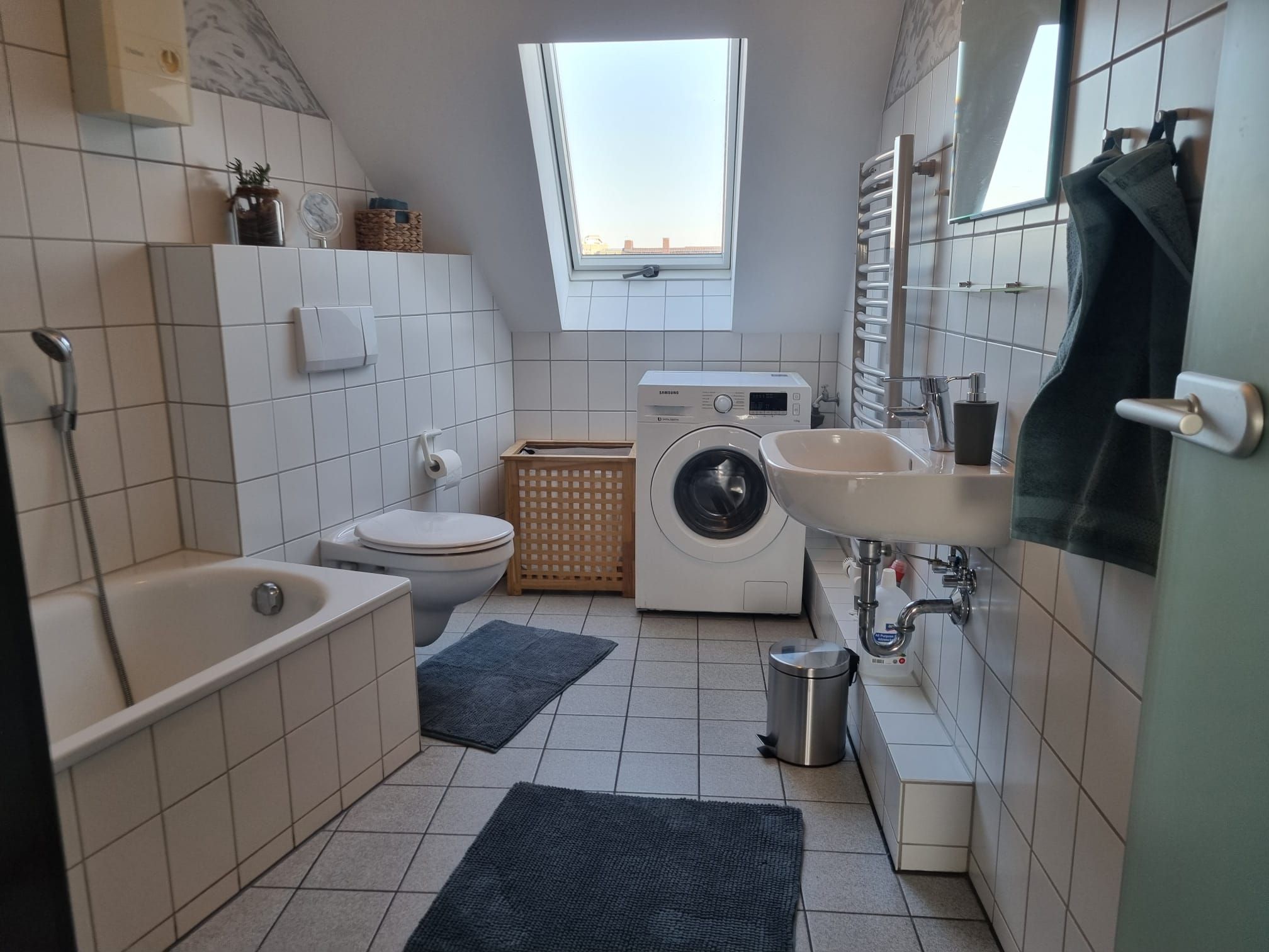 Tylish, Modernized 2.5-Room Attic Apartment With High End Interior And Fitted Kitchen In Gießen.  -  tylish, modernized 2.5-room attic apartment with high end interior and fitted kitchen in Gießen.  - Gallery -  5