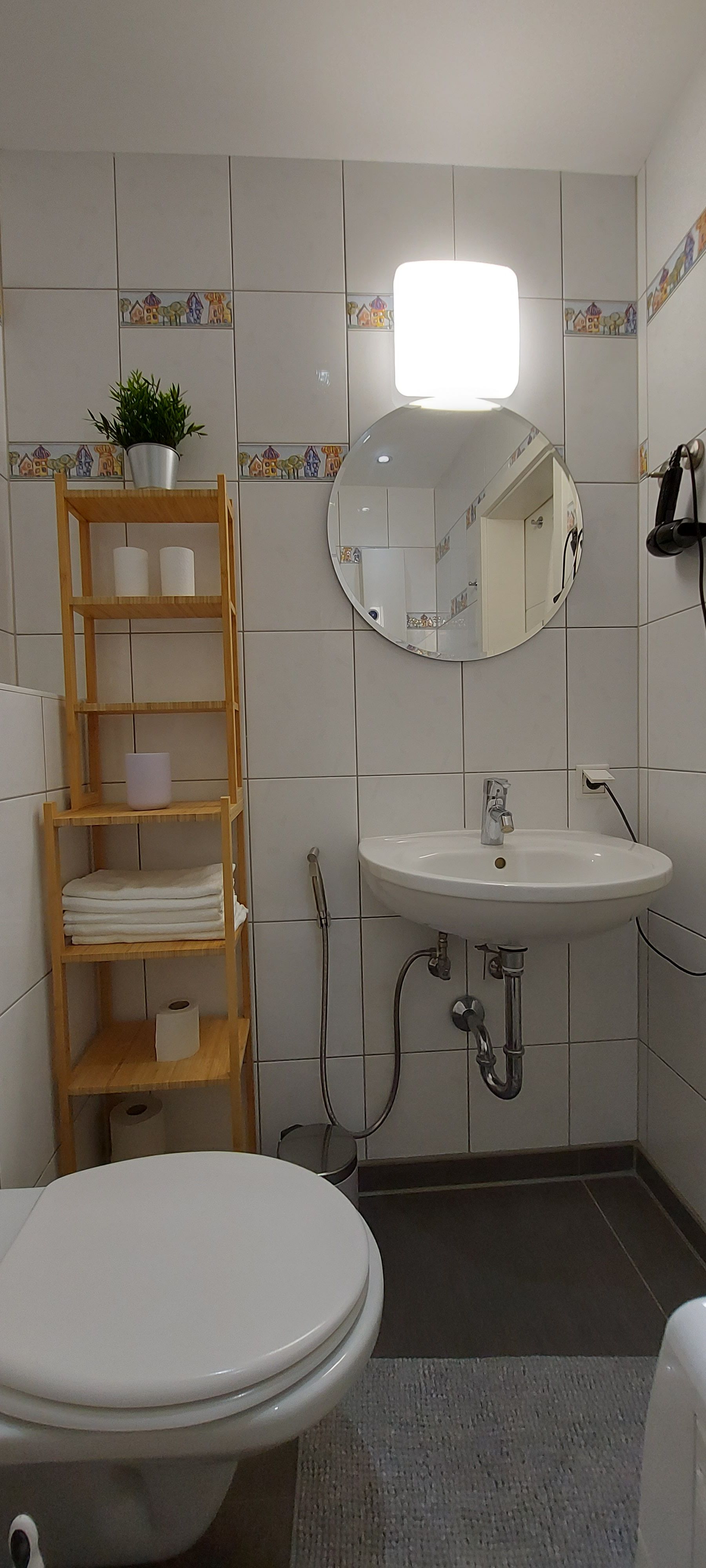Spacious, Cozy & Glamorous. Bright Apartment Centrally Located In Duisburg - With Garage. - 3