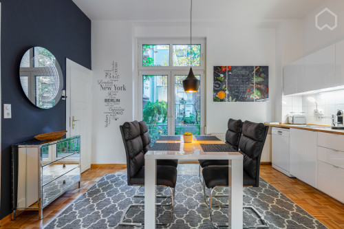 Luxurious apartment with garden, in the quiet Founder's Quarter. Near Fürstenplatz.