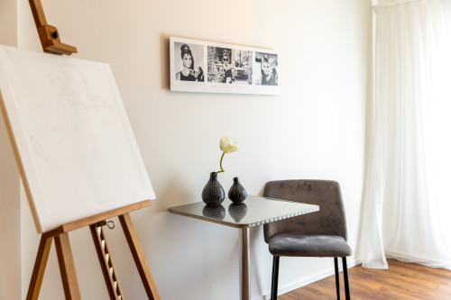 Stylish Design Studio with Air Conditioning at Aliceplatz – Central & Comfortable