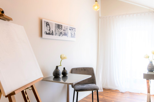 Stylish Design Studio with Air Conditioning at Aliceplatz – Central & Comfortable
