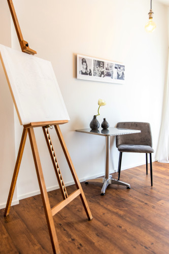 Stylish Design Studio with Air Conditioning at Aliceplatz – Central & Comfortable - Gallery - 8