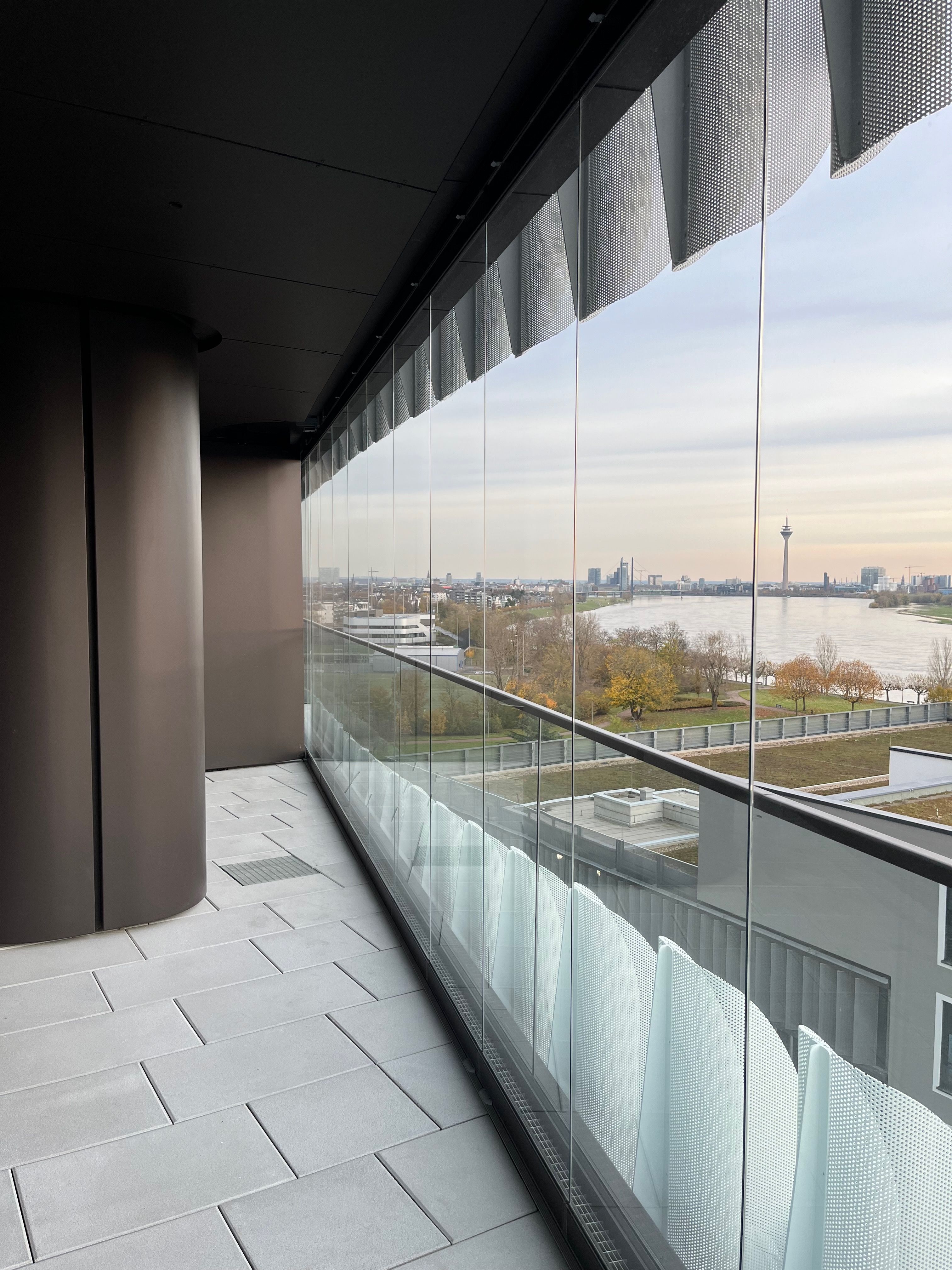 Luxurious Apartment With Plenty Of Space And A Great View Over Düsseldorf - 12